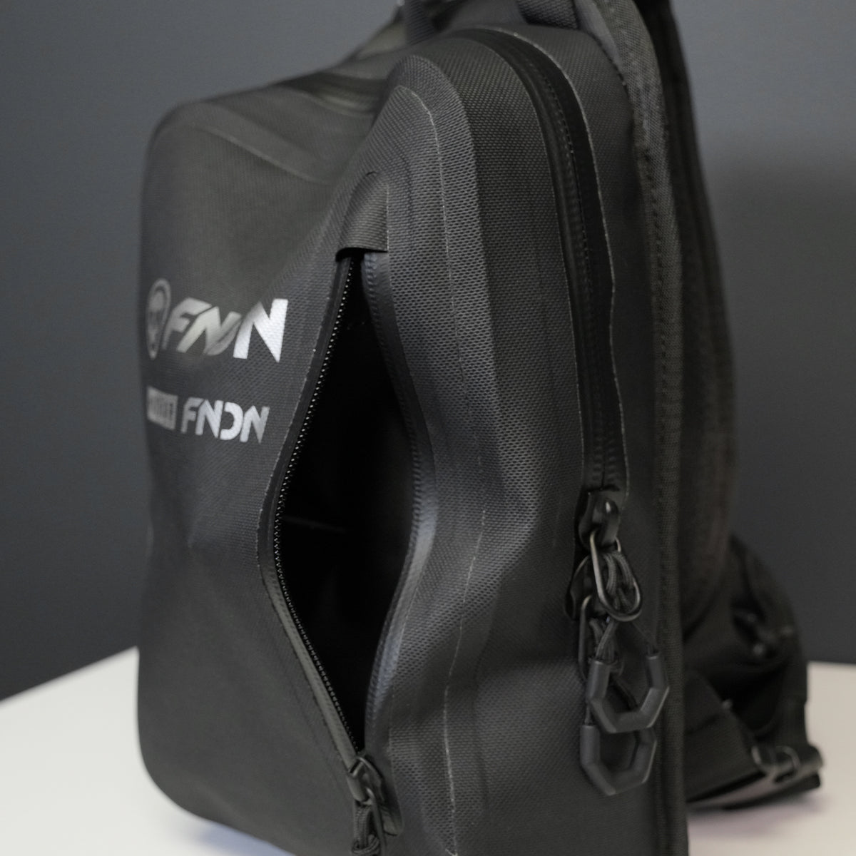 FNDN® TECH SLING BAG
